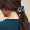 LA FEE maraboutee Scrunchie Met Medailledruk, Gehamerd Hars